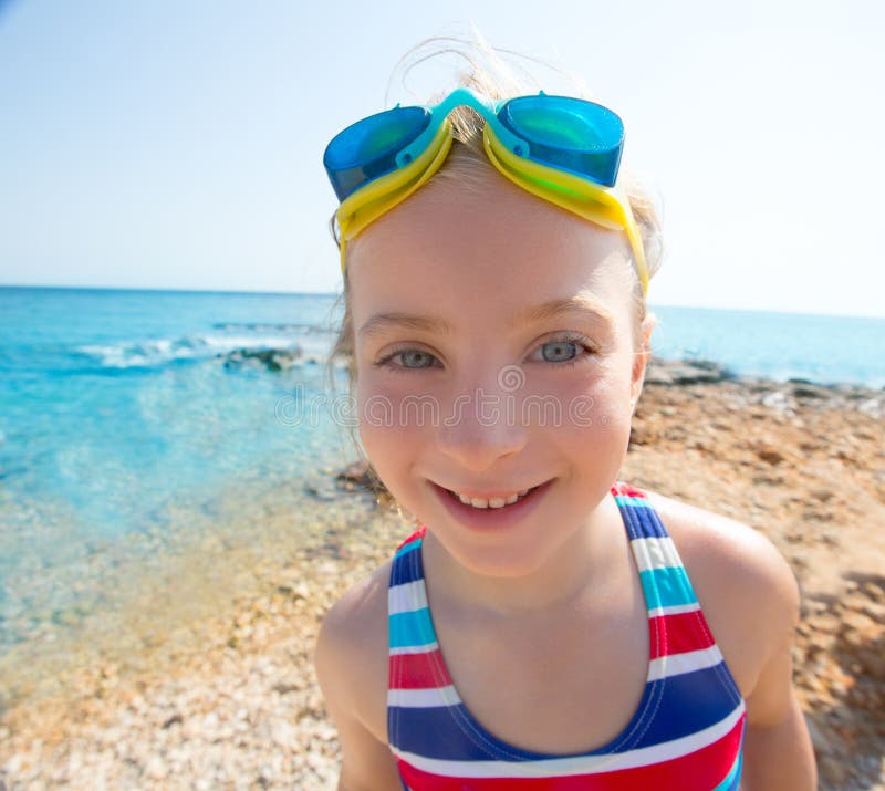 Badinez le maillot de bain et les lunettes grands-angulaires de portrait de plage de fille drôle photos libres de droits Badinez le maillot de bain et les lunettes grands-angulaires de portrait de plage de fille drôle photos libres de droits