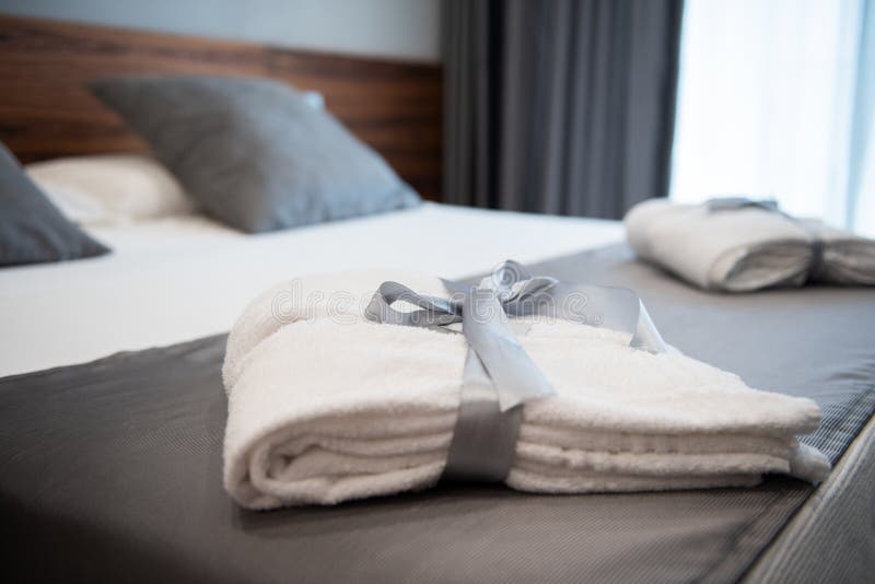 Badjas op bed in hotelruimte royalty-vrije stock afbeeldingen Badjas op bed in hotelruimte royalty-vrije stock afbeeldingen