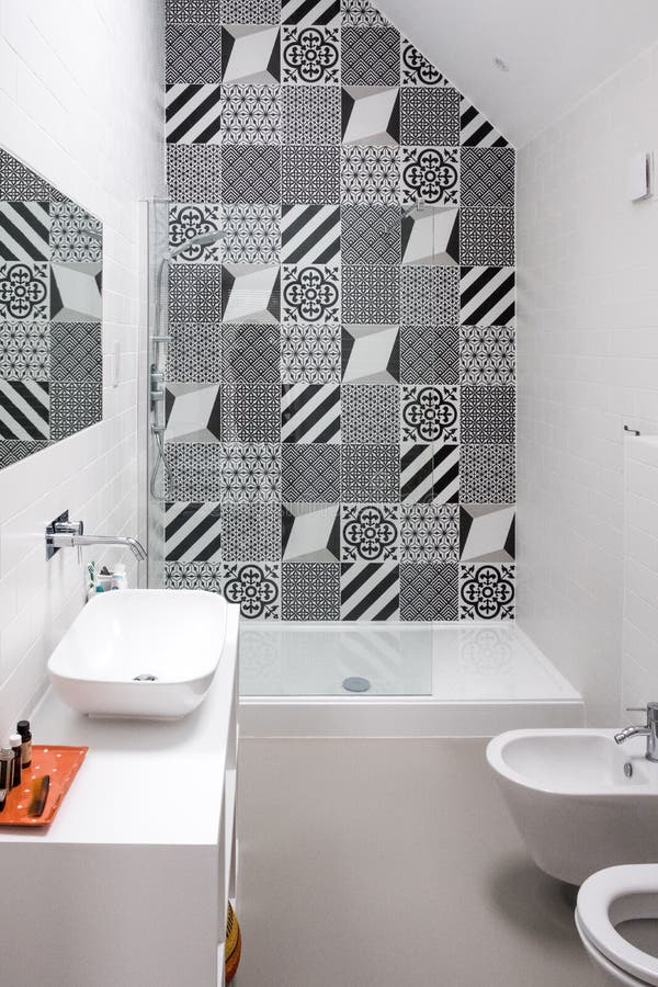 Badkamers met van het van het van het doucheeenheid, toilet, bidet en bassin eenheid, met zwart-witte zwart-wit lapwerktegels en stock afbeeldingen Badkamers met van het van het van het doucheeenheid, toilet, bidet en bassin eenheid, met zwart-witte zwart-wit lapwerktegels en stock afbeeldingen