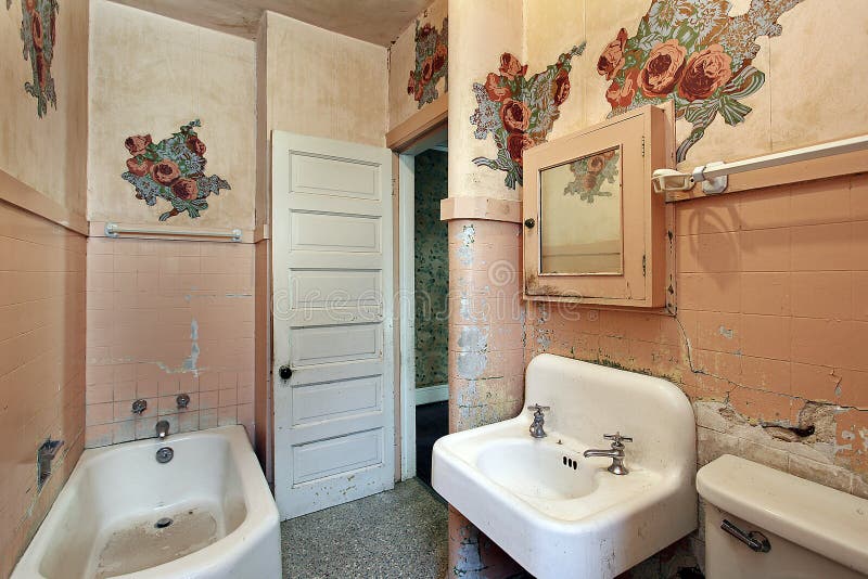 Badkamers in oud verlaten huis