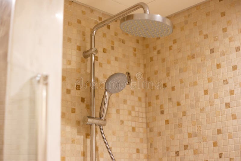 Badrumsinformation. modernt tvättställ i badrummet. tvättställ och mixerbadrum modern design. royaltyfri bild
