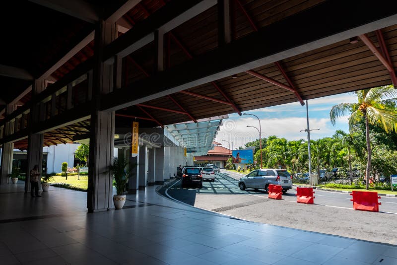 BADUNG/BALI- 28 DE MARZO DE 2019: Un lugar para caer a pasajeros nacionales en el aeropuerto internacional de Ngurah Rai foto de archivo BADUNG/BALI- 28 DE MARZO DE 2019: Un lugar para caer a pasajeros nacionales en el aeropuerto internacional de Ngurah Rai foto de archivo