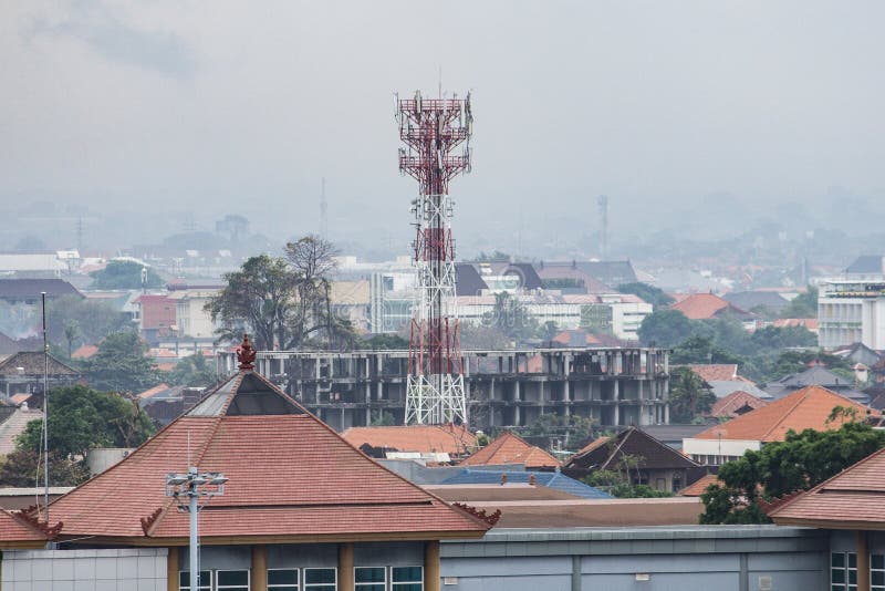 BADUNG, BALI/INDONESIA: Башня радиосвязей расположенная в Бали, смотрит более высоко чем окружающие здания стоковое фото rf BADUNG, BALI/INDONESIA: Башня радиосвязей расположенная в Бали, смотрит более высоко чем окружающие здания стоковое фото rf