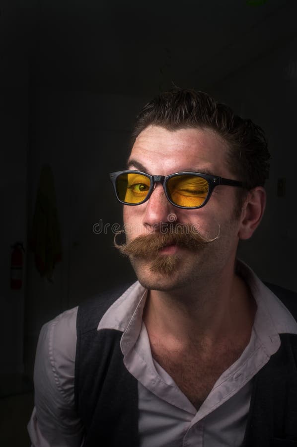 Baffi caucasici del manubrio dell'uomo immagini stock Baffi caucasici del manubrio dell'uomo immagini stock
