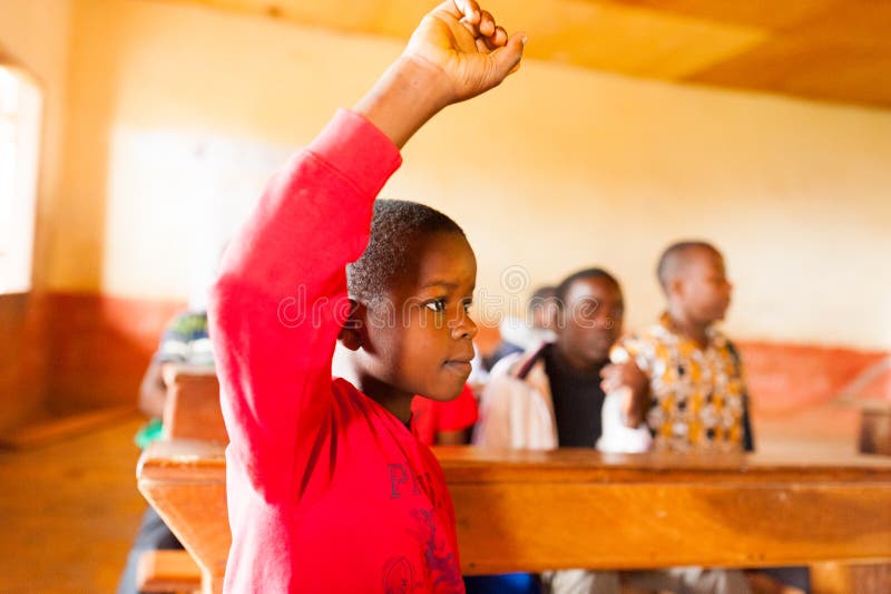 Bafoussam, el Camerún - 6 de agosto de 2018: alumno africano activo implicado en sala de clase durante la lección en escuela del fotografía de archivo Bafoussam, el Camerún - 6 de agosto de 2018: alumno africano activo implicado en sala de clase durante la lección en escuela del fotografía de archivo