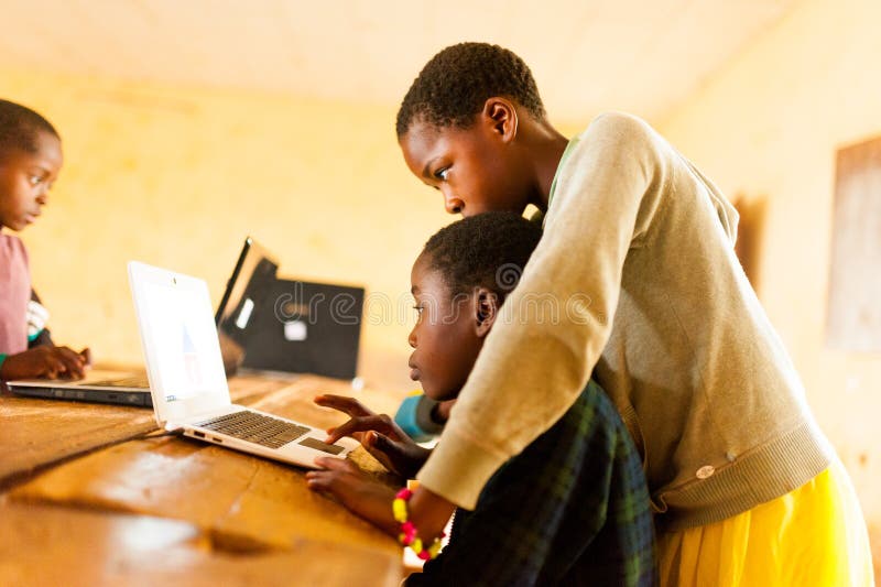Bafoussam, Kameroen - 06 augustus 2018: mooi beeld van Afrikaanse schoolkinderen die computer in klaslokaal van Afrikaan leren te royalty-vrije stock foto Bafoussam, Kameroen - 06 augustus 2018: mooi beeld van Afrikaanse schoolkinderen die computer in klaslokaal van Afrikaan leren te royalty-vrije stock foto