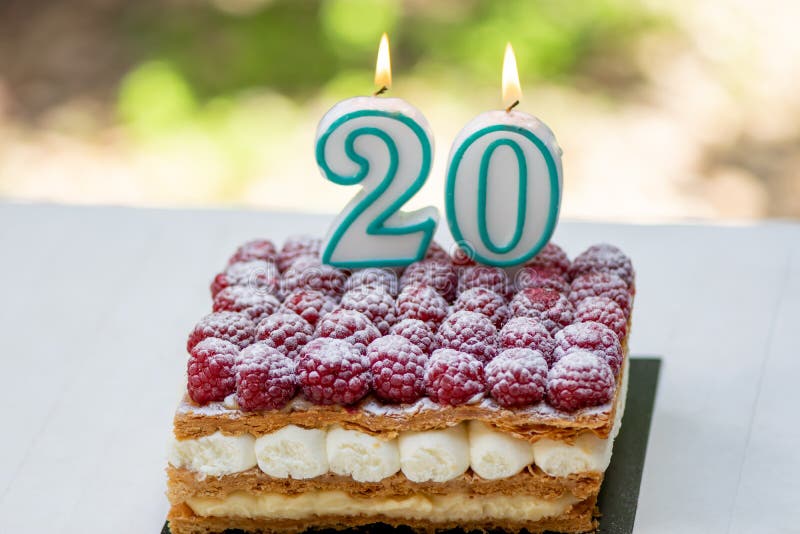 é Uma Menina! Bolo De Aniversário Imagem de Stock - Imagem de creme,  detalhes: 251453181