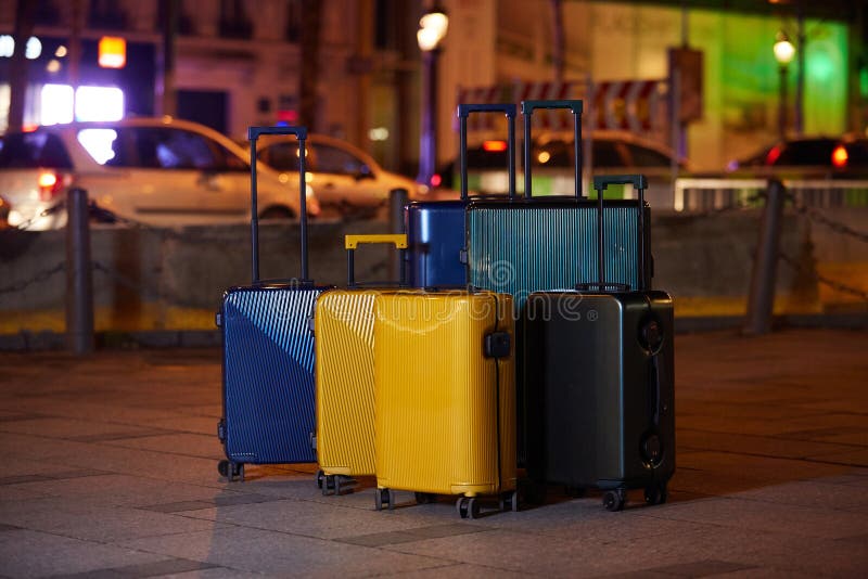Bagage se composant de six valises de polycarbonate se tenant sur la rue image libre de droits Bagage se composant de six valises de polycarbonate se tenant sur la rue image libre de droits