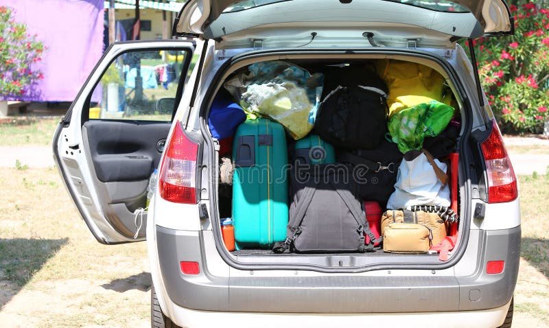 Bagagli e valigie in automobile nella località di soggiorno fotografia stock Bagagli e valigie in automobile nella località di soggiorno fotografia stock
