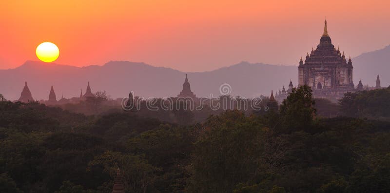 bagan burma myanmar över sunsetting royaltyfria foton bagan burma myanmar över sunsetting royaltyfria foton