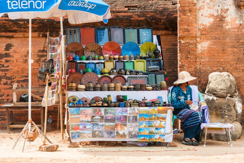 BAGAN, MYANMAR - 1 DE DICIEMBRE DE 2016: Venta de recuerdos locales en la calle de la ciudad Copie el espacio para el texto imagenes de archivo BAGAN, MYANMAR - 1 DE DICIEMBRE DE 2016: Venta de recuerdos locales en la calle de la ciudad Copie el espacio para el texto imagenes de archivo
