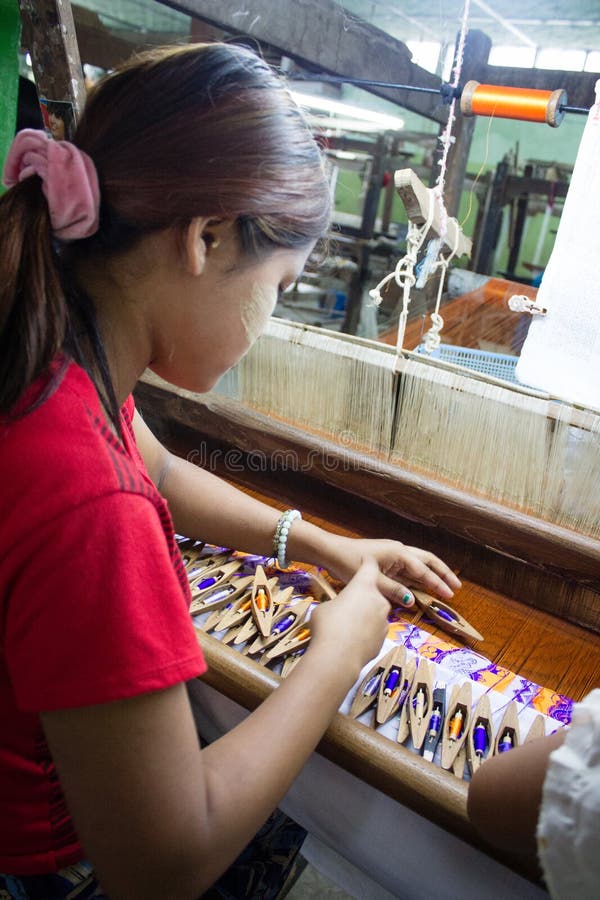 Bagan, Myanmar - 24 de julho de 2014: A mulher burmese local está fazendo clo imagem de stock Bagan, Myanmar - 24 de julho de 2014: A mulher burmese local está fazendo clo imagem de stock