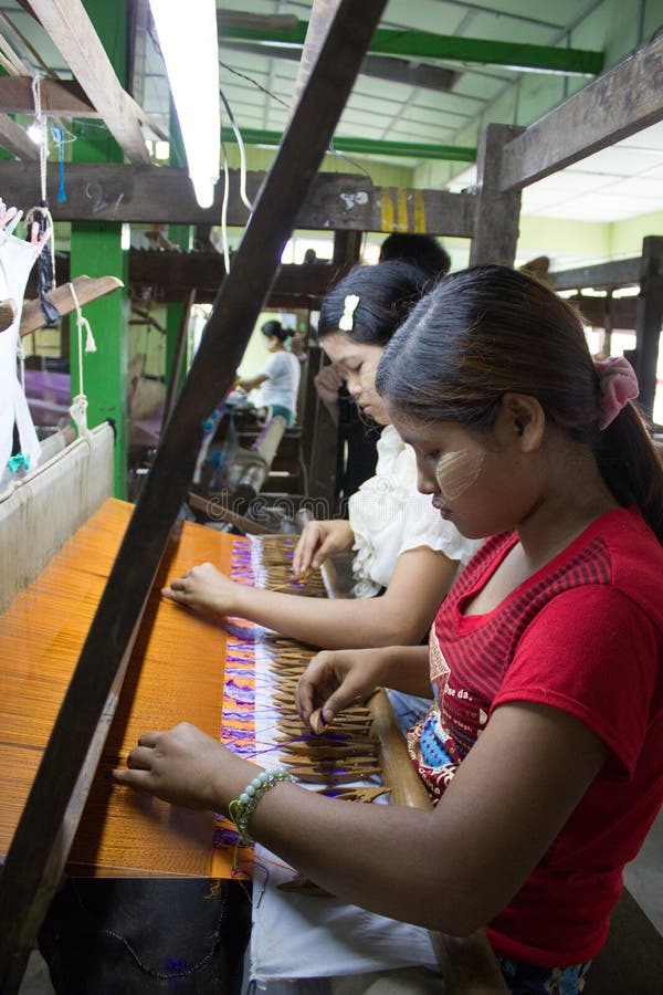 Bagan, Myanmar - 24 de julio de 2014: Las señoras birmanas locales están haciendo c. Bagan, Myanmar - 24 de julio de 2014: Las señoras birmanas locales están haciendo handloom de la ropa