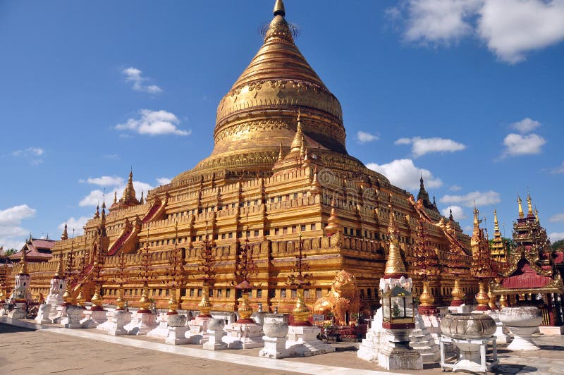 BAGAN, MYANMAR - 18 DE NOVEMBRO DE 2015: Pagode sagrado de Shwezigon Paya dourado, templo budista na capital antiga velha em Burm imagens de stock BAGAN, MYANMAR - 18 DE NOVEMBRO DE 2015: Pagode sagrado de Shwezigon Paya dourado, templo budista na capital antiga velha em Burm imagens de stock