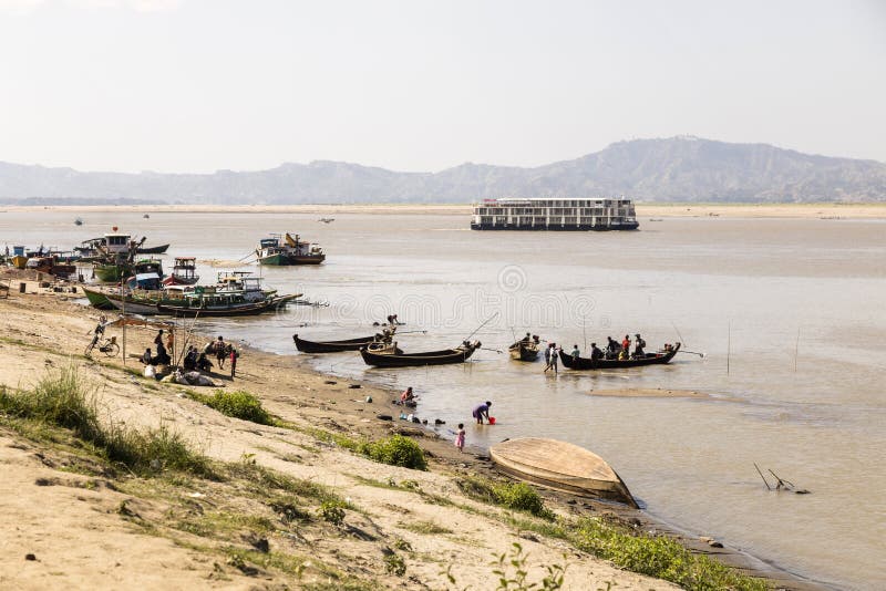 Bagan, Myanmar, am 27. Dezember 2017: Bootsanlegestelle des irrawaddy Flusses stockbild Bagan, Myanmar, am 27. Dezember 2017: Bootsanlegestelle des irrawaddy Flusses stockbild