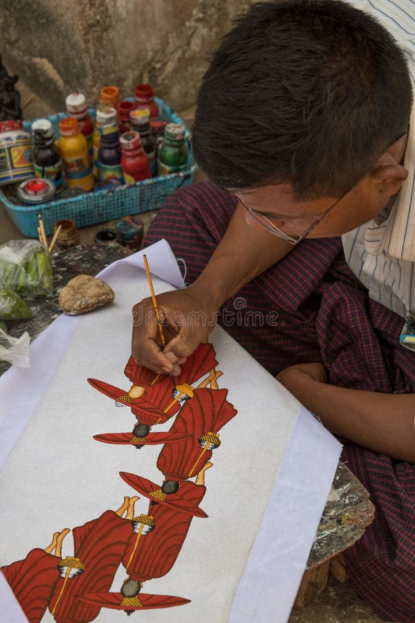 Bagan myanmar marzec 1 2016 : birmański artysta rysuje piękny obraz sztuki przy wejściu do starożytnej pagody bagańskiej