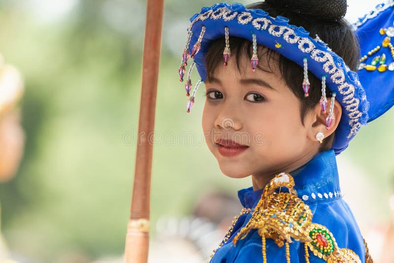 Bagan, Myanmar - marzo de 2019: ceremonia de la iniciación de Shinbyu del monje budista del novato en un pueblo fotos de archivo libres de regalías Bagan, Myanmar - marzo de 2019: ceremonia de la iniciación de Shinbyu del monje budista del novato en un pueblo fotos de archivo libres de regalías
