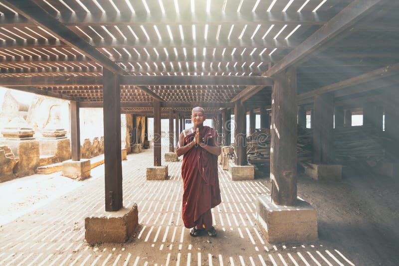 Bagan, Myanmar - marzo 2019: Monaco buddista che prega in un monastero fotografia stock libera da diritti Bagan, Myanmar - marzo 2019: Monaco buddista che prega in un monastero fotografia stock libera da diritti