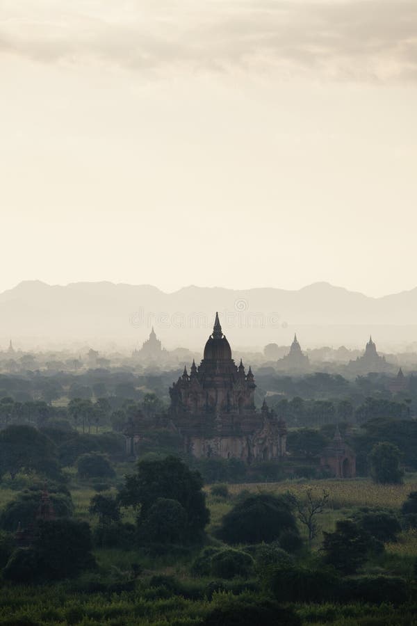 Download Bagan Zmierzch Przy Bagan Myanmar Zdjęcie Stock - Obraz złożonej z buddhism, ustanawia: 57669062