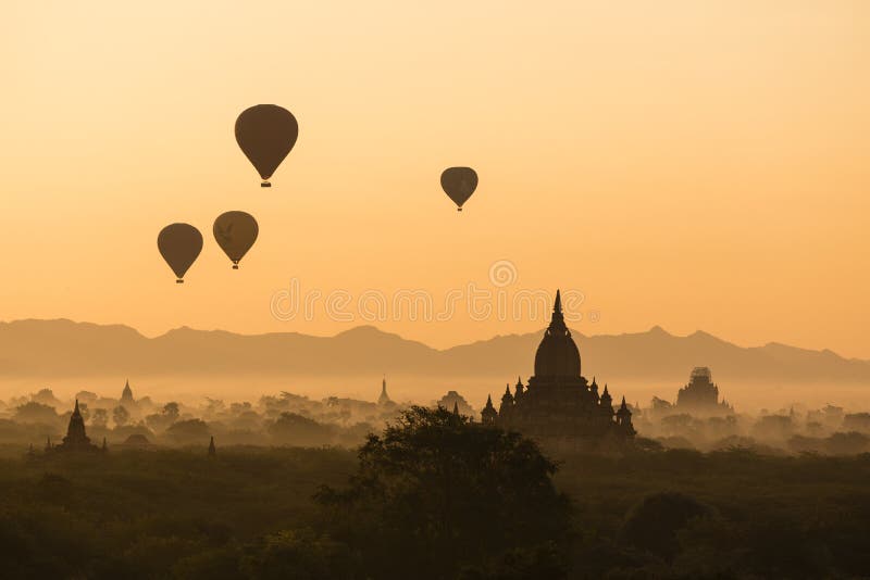 BAGAN, ΤΟ ΜΙΑΝΜΆΡ, ΣΤΙΣ 2 ΙΑΝΟΥΑΡΊΟΥ 2018: Φυσική ανατολή πέρα από τους αρχαίους ναούς Bagan στοκ εικόνα με δικαίωμα ελεύθερης χρήσης BAGAN, ΤΟ ΜΙΑΝΜΆΡ, ΣΤΙΣ 2 ΙΑΝΟΥΑΡΊΟΥ 2018: Φυσική ανατολή πέρα από τους αρχαίους ναούς Bagan στοκ εικόνα με δικαίωμα ελεύθερης χρήσης