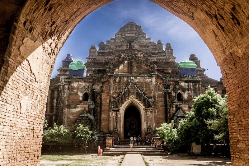 Bagan, Мьянма на сумерк - заходе солнца стоковая фотография rf Bagan, Мьянма на сумерк - заходе солнца стоковая фотография rf