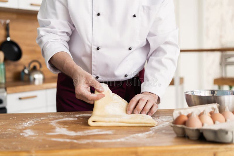 Bagaredanandebr?d, manh?nder och att kn?da en deg som lagar mat laget arkivfoto Bagaredanandebr?d, manh?nder och att kn?da en deg som lagar mat laget arkivfoto