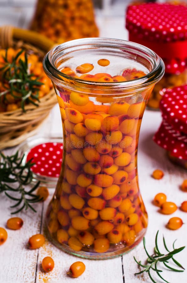 Bagas do espinheiro cerval de mar com xarope fotos de stock