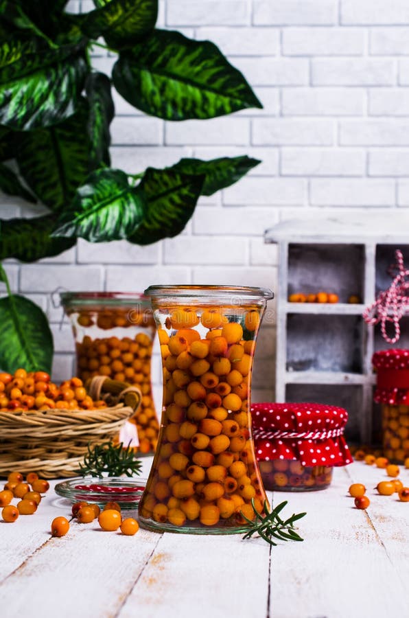 Bagas do espinheiro cerval de mar com xarope imagens de stock