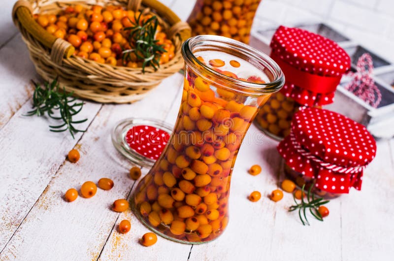 Bagas do espinheiro cerval de mar com xarope imagens de stock royalty free