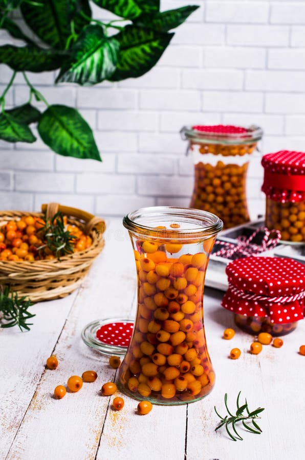 Bagas do espinheiro cerval de mar com xarope foto de stock royalty free