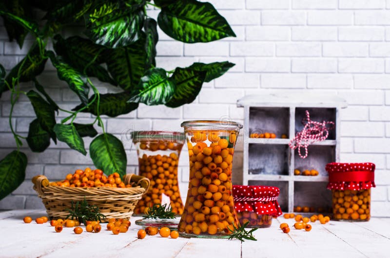 Bagas do espinheiro cerval de mar com xarope fotos de stock