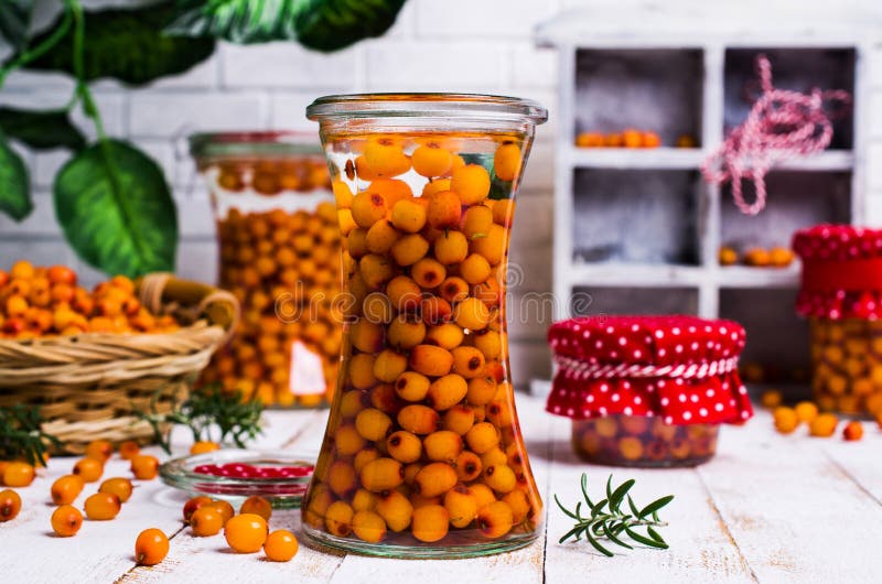 Bagas do espinheiro cerval de mar com xarope imagens de stock royalty free