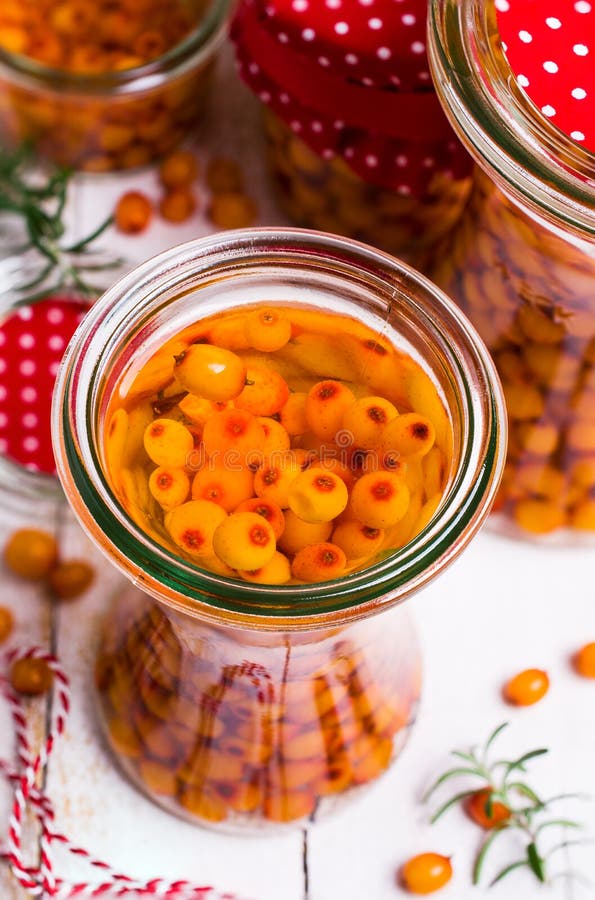 Bagas do espinheiro cerval de mar com xarope imagem de stock