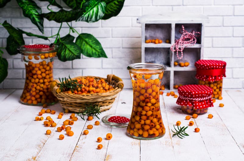 Bagas do espinheiro cerval de mar com xarope imagem de stock