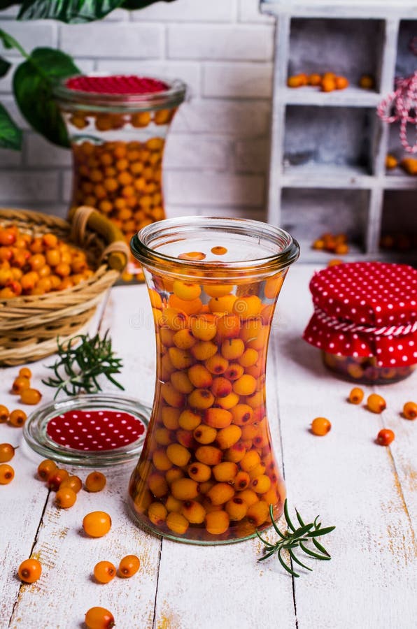 Bagas do espinheiro cerval de mar com xarope fotografia de stock