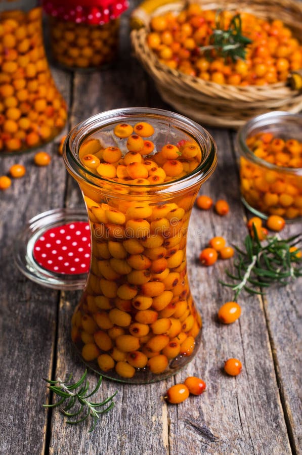 Bagas do espinheiro cerval de mar com xarope imagens de stock
