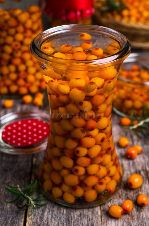 Bagas do espinheiro cerval de mar com xarope foto de stock royalty free