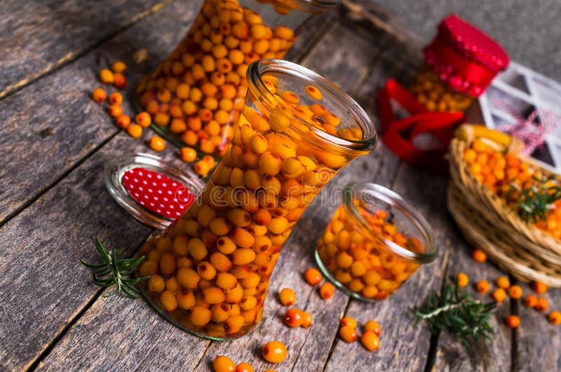 Bagas do espinheiro cerval de mar com xarope imagem de stock royalty free