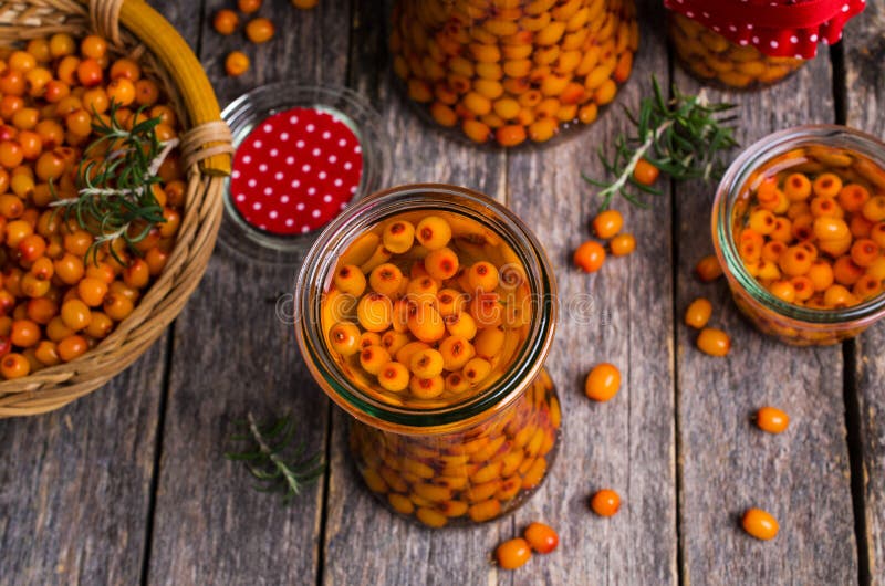 Bagas do espinheiro cerval de mar com xarope foto de stock royalty free