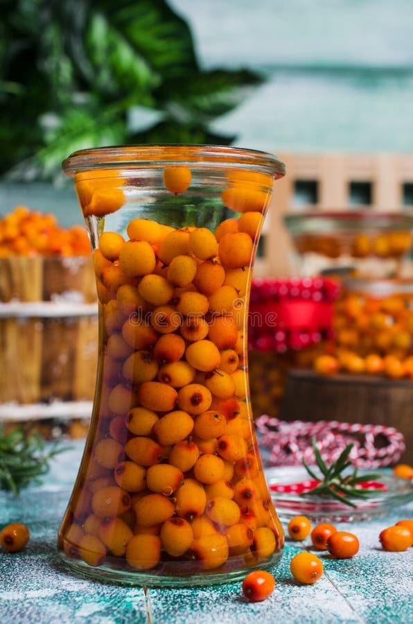 Bagas do espinheiro cerval de mar com xarope fotos de stock