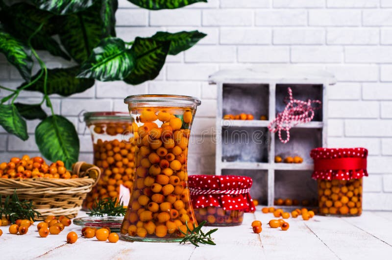 Bagas do espinheiro cerval de mar com xarope fotografia de stock