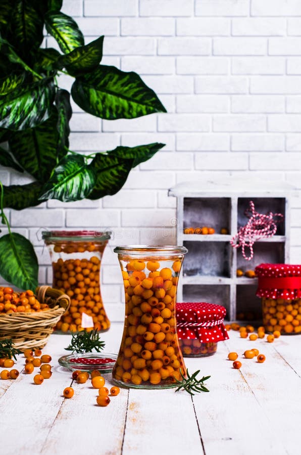 Bagas do espinheiro cerval de mar com xarope imagens de stock