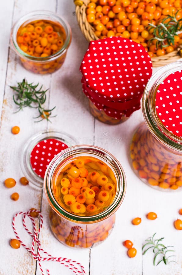 Bagas do espinheiro cerval de mar com xarope imagem de stock royalty free