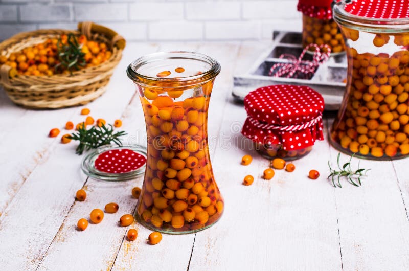 Bagas do espinheiro cerval de mar com xarope fotografia de stock royalty free