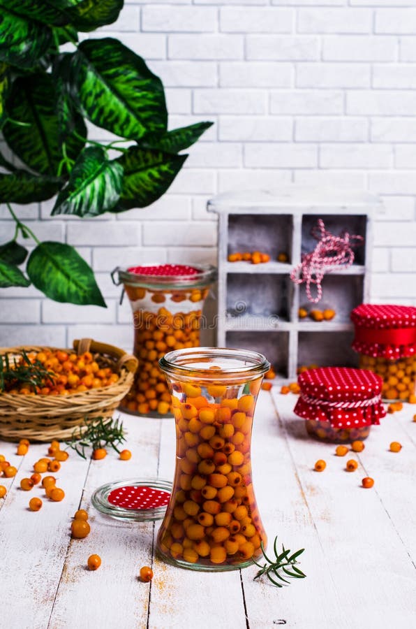 Bagas do espinheiro cerval de mar com xarope fotos de stock royalty free