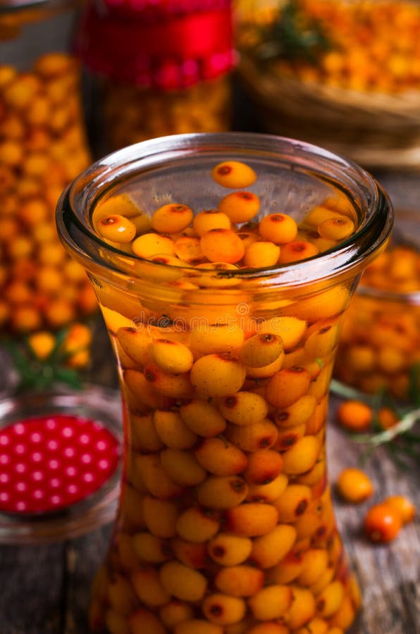 Bagas do espinheiro cerval de mar com xarope foto de stock royalty free