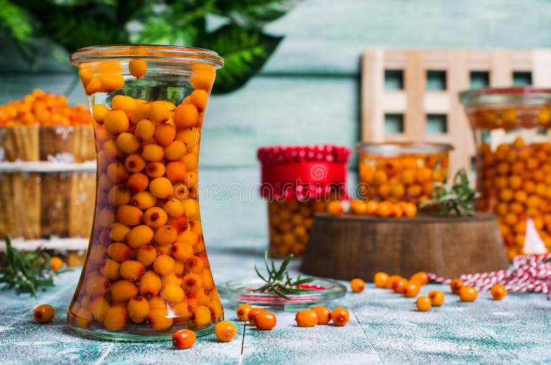 Bagas do espinheiro cerval de mar com xarope fotografia de stock royalty free