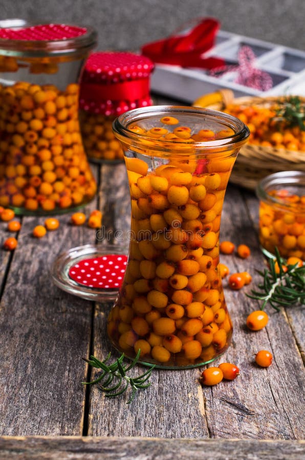 Bagas do espinheiro cerval de mar com xarope foto de stock royalty free