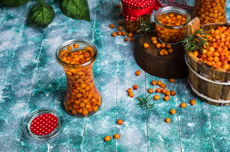 Bagas do espinheiro cerval de mar com xarope fotografia de stock royalty free