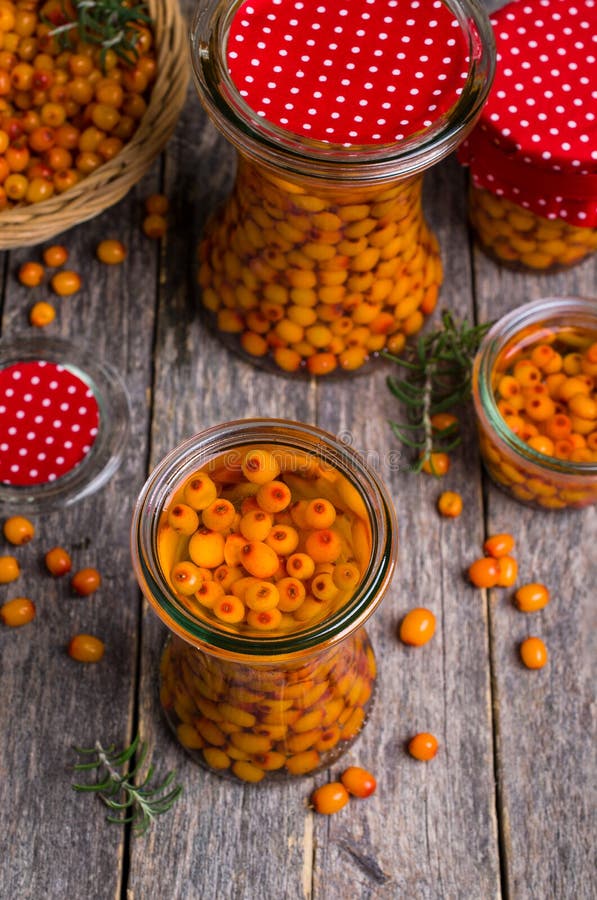 Bagas do espinheiro cerval de mar com xarope fotos de stock royalty free